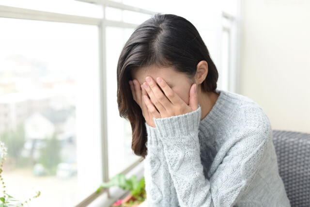 悩む女性のイメージ