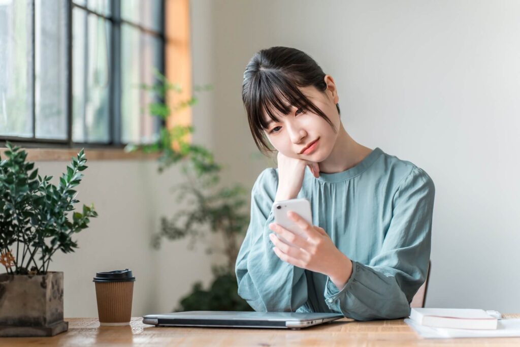 悩む女性のイメージ