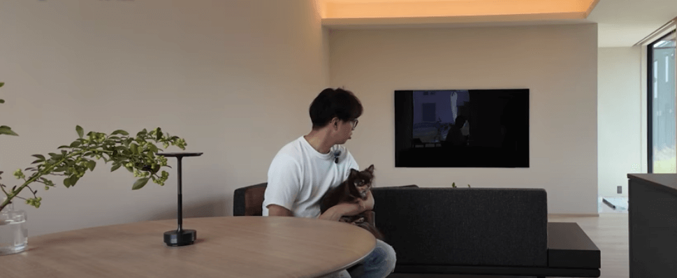 犬を抱いてリビングでくつろぐ