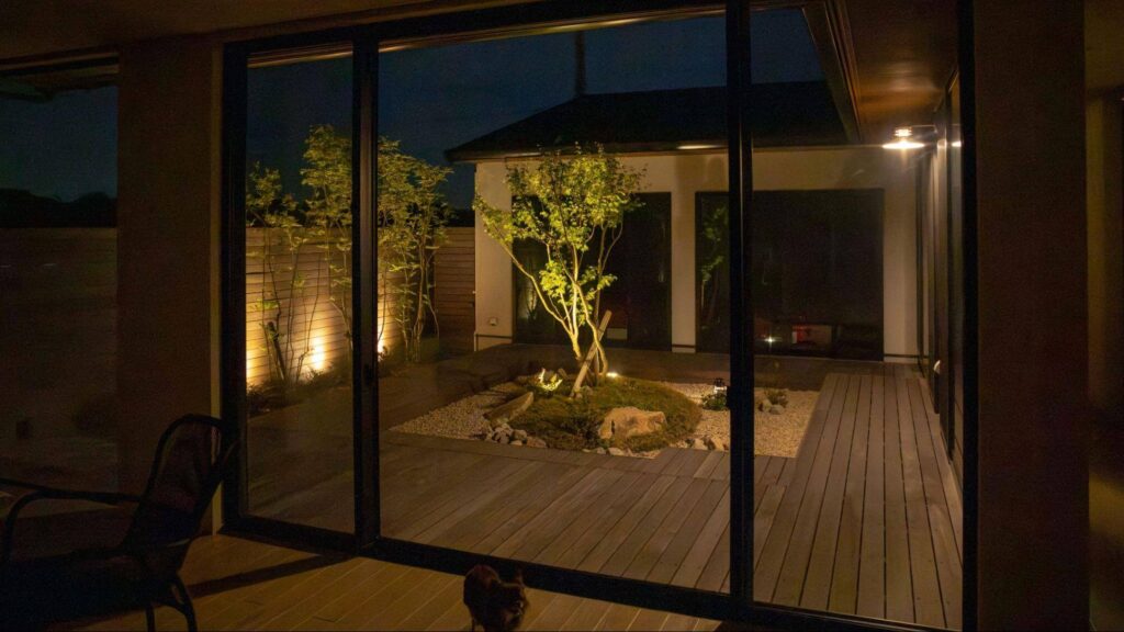 ライトアップされた幻想的な中庭