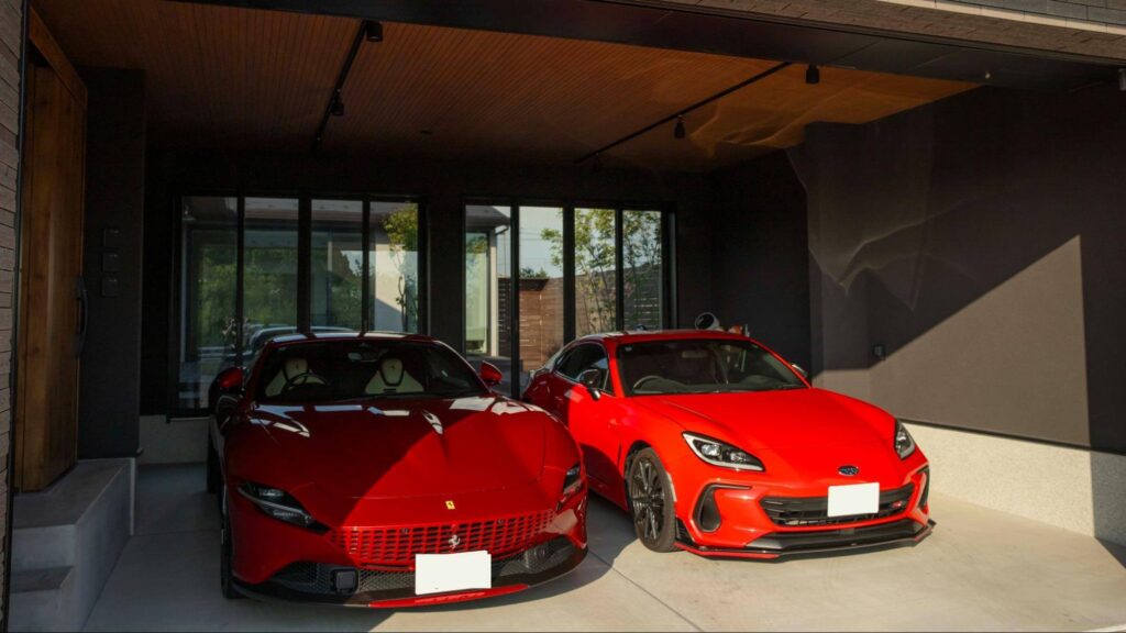 ガレージは車が2台入る11坪ほどの大きな空間