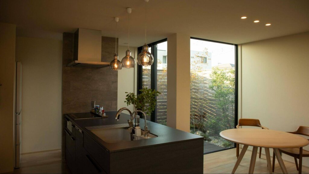 キッチン横には小さな坪庭を設けていて、ダイニングに座っていると坪庭と中庭の両方を眺められる