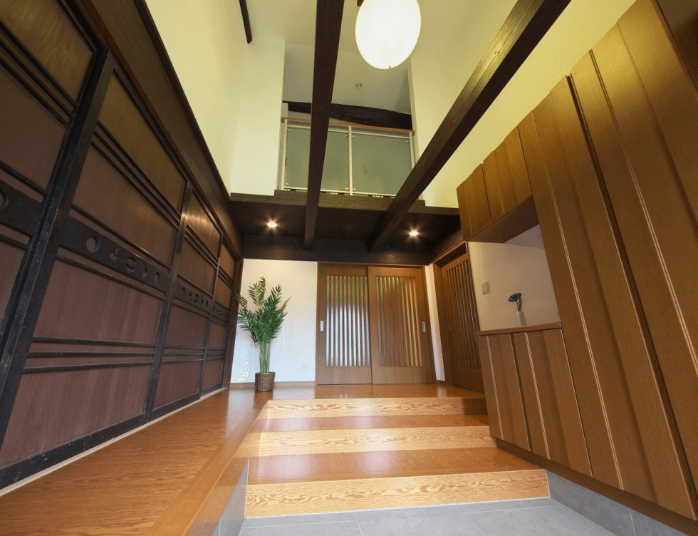 築80年の住宅をリフォームした事例では、老朽化した設備や使いにくい動線を見直し、快適性を大きく向上