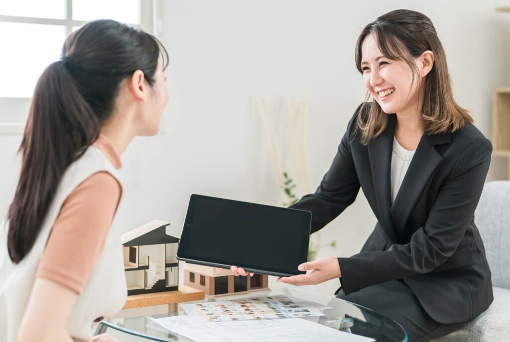 契約後は、さらに内容を細かく決めていきます。建物の高さや延床面積、窓の数や配置など、構造に関わる部分もこの段階で確定