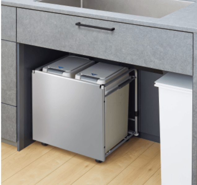 キッチン下にオープンスペースを設けることも可能です。ここにゴミ箱やワゴンを置いたり、簡易的に椅子を置くこともできます。
