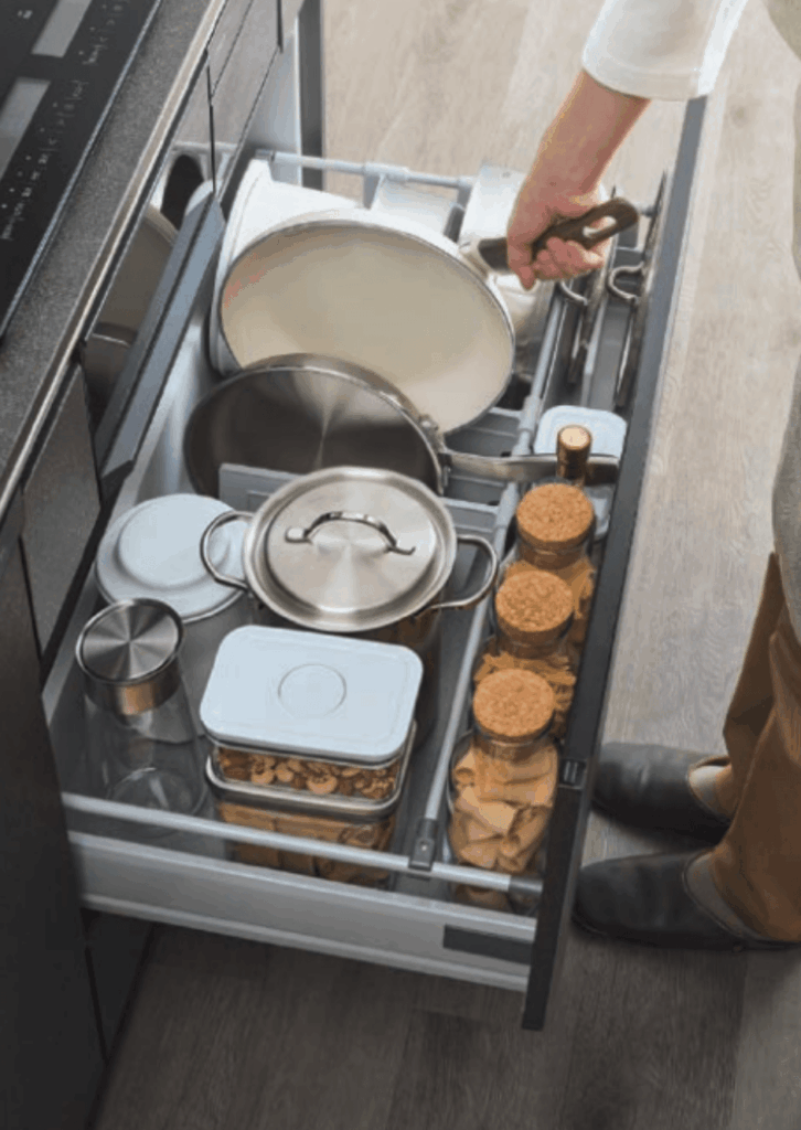 あらかじめ収納スペースがある程度区切られているため、設置後に「シンデレラフィットする収納ケース」を探し回る必要がありません