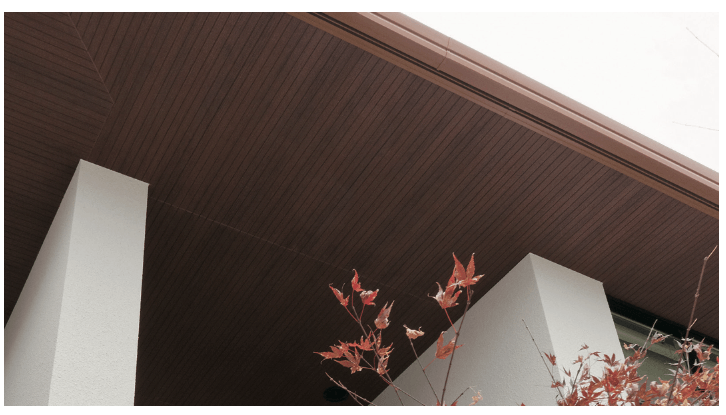 神島化学工業のリブ木目調軒天が標準採用