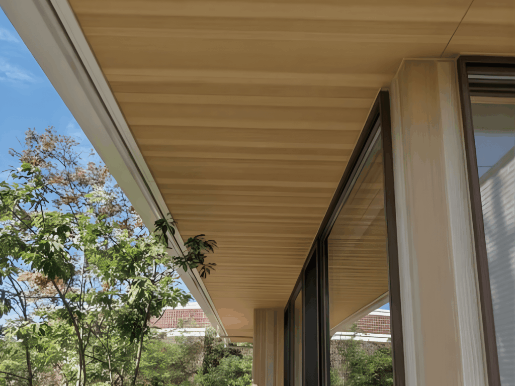 木目塗装軒天LSは独自の塗装技術によってリアルな木目感を再現しています。リブ木目調V軒天LSと比べてリブの凹凸が少なく、よりすっきりとした都会的な仕上がり