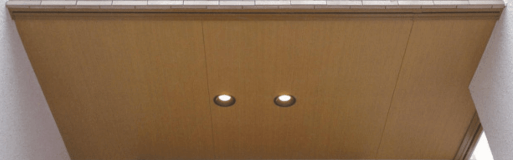 リブ木目調は細い木板を一枚一枚つなげたようなデザインですが、木目塗装軒天LSは幅広な板材を一枚で貼り付けたような、ダイナミックさ